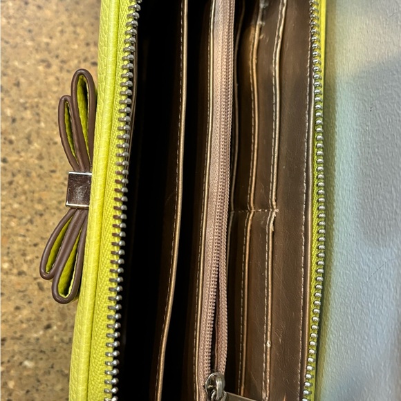 Green Leather Phone Case with Bow Clasp - Picture 4 of 5